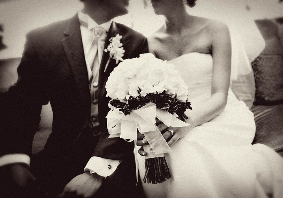 foto de una pareja de novios en blanco y negro