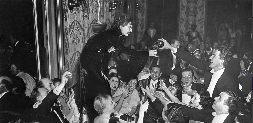 Una fotografía de los años 30 en una fiesta de gala en Nueva York