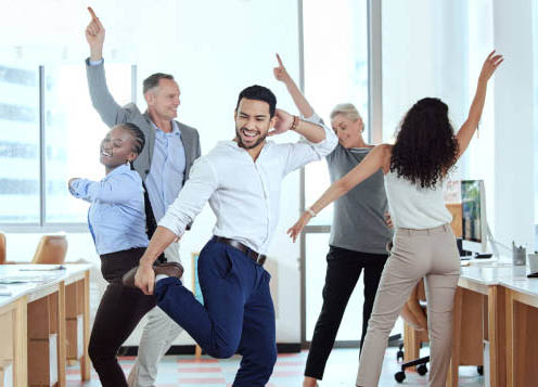 varias personas bailando en una oficina
