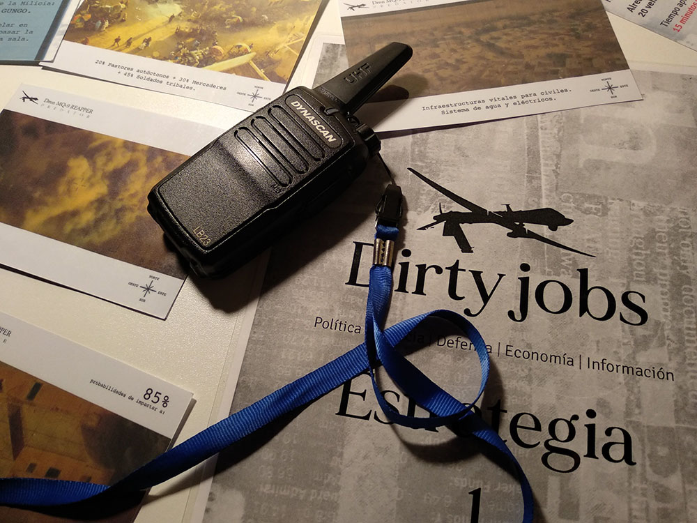 un walkie-talkie i diverses fotos aèries